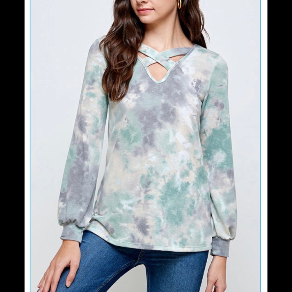 🆕🍐LAST ONE-XL/1X...Sage-Colorfade top, 
V-neck with criss-cross detail